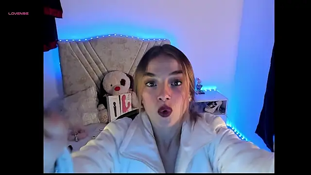 Mia Victoria22 online show from April 28, 2:27 am