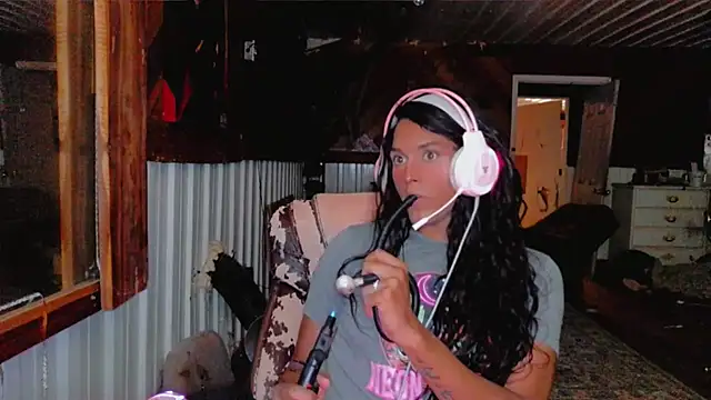 Snapshot of HTXBBY3130 chatting on October 10, 2:23 am HTXBBY3130 online show from October 10, 2:23 am