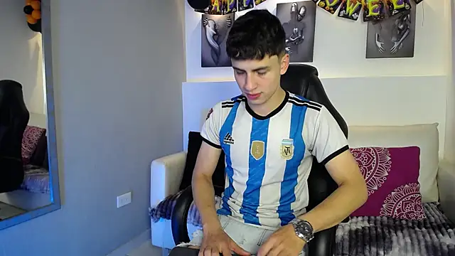 AdrianRinaldi online show from October 14, 8:09 pm