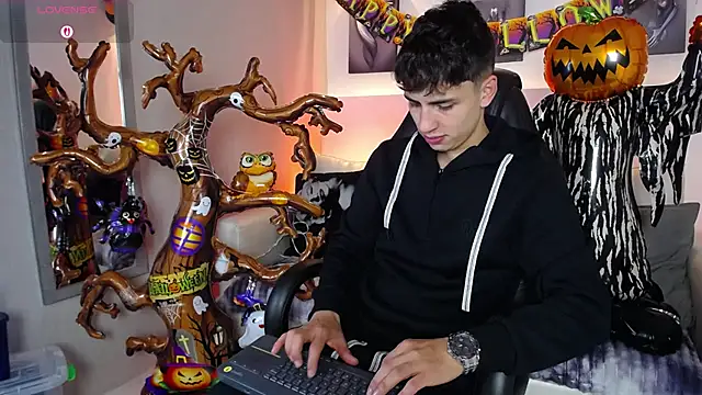 AdrianRinaldi online show from October 26, 8:20 pm