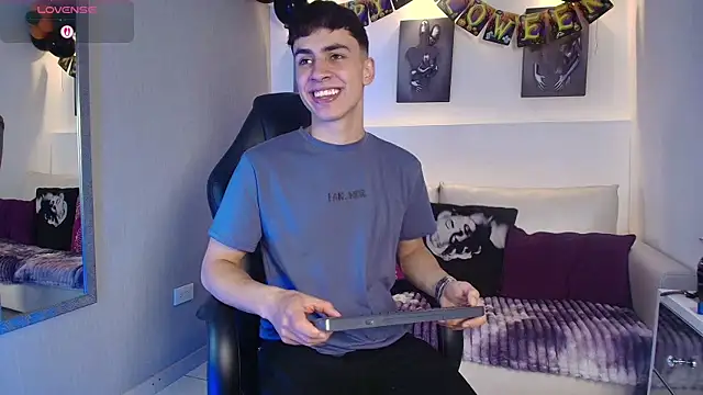 AdrianRinaldi online show from October 11, 8:21 pm