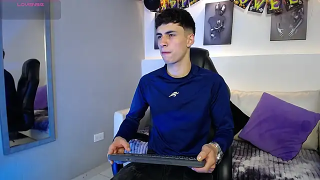 AdrianRinaldi online show from October 13, 8:32 pm