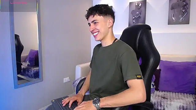 AdrianRinaldi online show from October 3, 7:48 pm