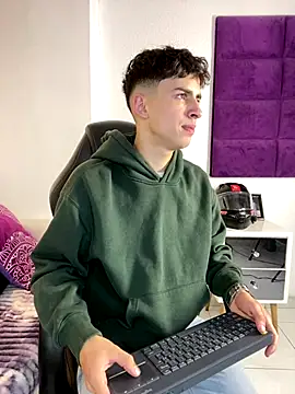 AdrianRinaldi online show from October 22, 7:35 pm