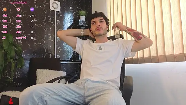 Snapshot of Rafael_Mendezz chatting on April 28, 8:13 pm Rafael Mendezz online show from April 28, 8:13 pm