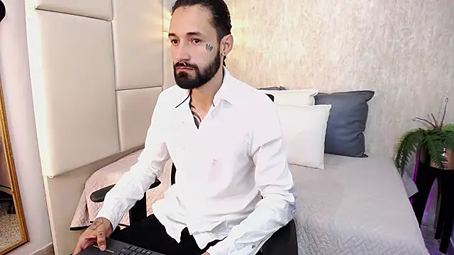 Snapshot of Hisoka_011 chatting on February 16, 7:34 pm Hisoka 011 online show from February 16, 7:34 pm