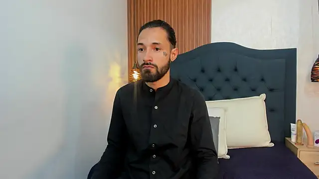 Snapshot of Hisoka_011 chatting on February 10, 7:24 pm Hisoka 011 online show from February 10, 7:24 pm