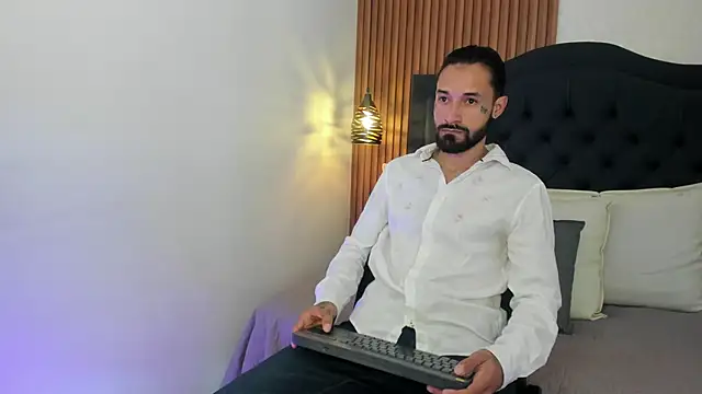 Snapshot of Hisoka_011 chatting on February 9, 7:56 pm Hisoka 011 online show from February 9, 7:56 pm