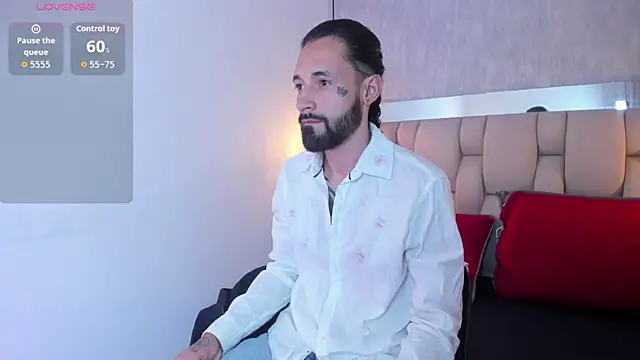 Snapshot of Hisoka_011 chatting on February 7, 8:06 pm Hisoka 011 online show from February 7, 8:06 pm