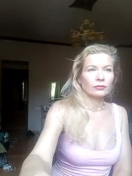 Snapshot of Julia_Giulia chatting on October 3, 10:39 am Julia Giulia online show from October 3, 10:39 am
