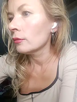 Julia Giulia online show from November 12, 7:51 pm