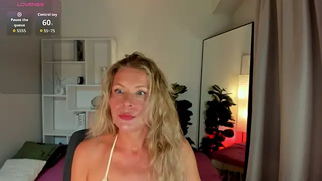 Snapshot of Julia_Giulia chatting on July 9, 8:30 pm Julia Giulia online show from July 9, 8:30 pm