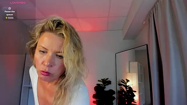 Julia Giulia online show from May 21, 9:45 pm