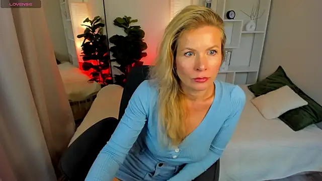 Julia Giulia online show from June 18, 6:57 pm