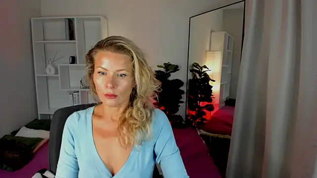 Snapshot of Julia_Giulia chatting on July 2, 8:37 pm Julia Giulia online show from July 2, 8:37 pm
