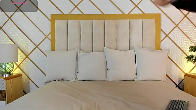 cocoamore online show from November 21, 11:20 am