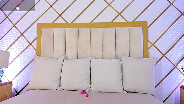 cocoamore online show from December 19, 11:45 am