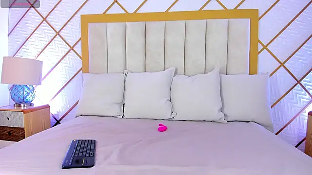 cocoamore online show from December 18, 11:36 am