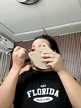 Snapshot of Hotcum_ella chatting on October 27, 11:27 pm Hotcum ella online show from October 27, 11:27 pm