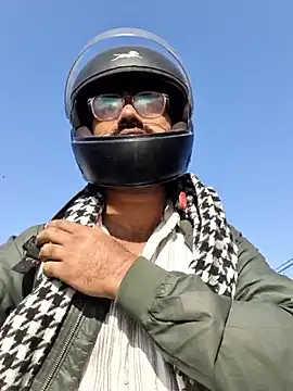 Snapshot of YoursThickDick chatting on January 17, 4:05 am YoursThickDick online show from January 17, 4:05 am