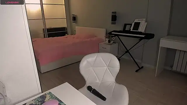 Snapshot of LolaVexx chatting on October 28, 4:06 pm LolaVexx online show from October 28, 4:06 pm