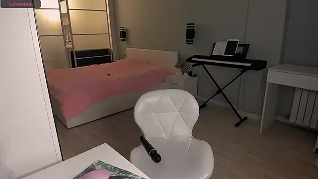 Snapshot of LolaVexx chatting on November 28, 3:45 pm LolaVexx online show from November 28, 3:45 pm