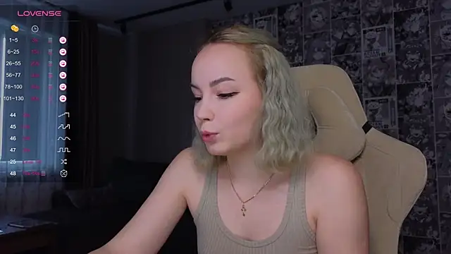 Snapshot of CutieGoose chatting on October 20, 8:37 am CutieGoose online show from October 20, 8:37 am
