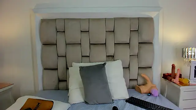 Snapshot of frehia_dimou chatting on April 29, 12:20 pm frehia dimou online show from April 29, 12:20 pm