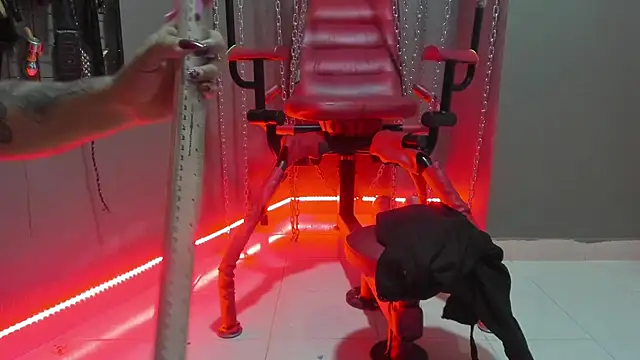 Snapshot of ariel_bdsm chatting on June 28, 12:28 am ariel bdsm online show from June 28, 12:28 am