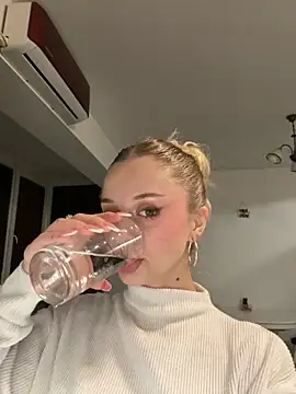 BabyAnais online show from November 8, 8:01 pm