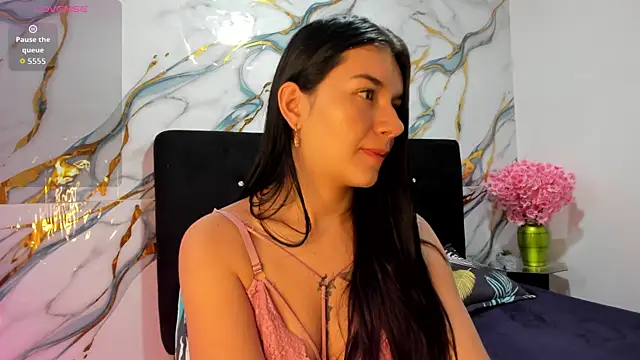 RoxanaBorns  online show from July 6, 9:16 am