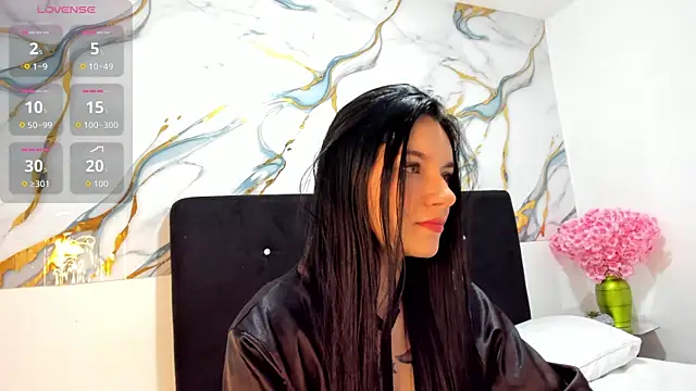 RoxanaBorns  online show from June 1, 2:06 pm