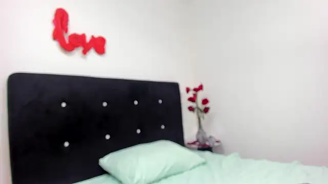 RoxanaBorns  online show from February 15, 4:35 am