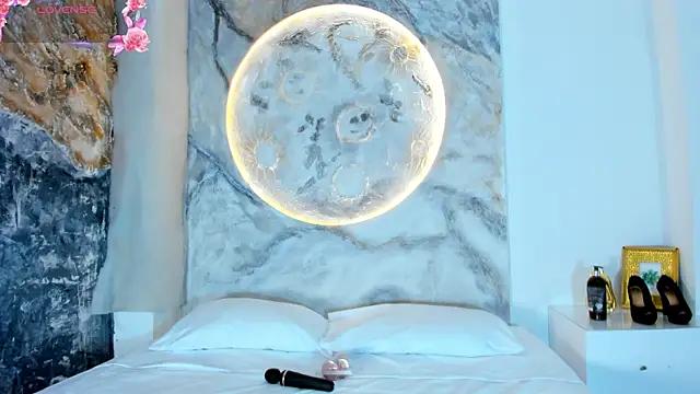 Snapshot of RoxanaBorns_ chatting on October 30, 12:25 pm RoxanaBorns online show from October 30, 12:25 pm