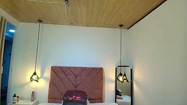 Snapshot of Hanna_Lee__ chatting on February 14, 10:10 pm Hanna Lee online show from February 14, 10:10 pm