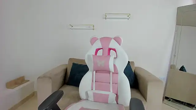 april smiith online show from December 3, 12:15 pm