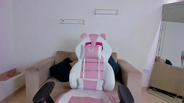 april smiith online show from December 20, 12:30 pm