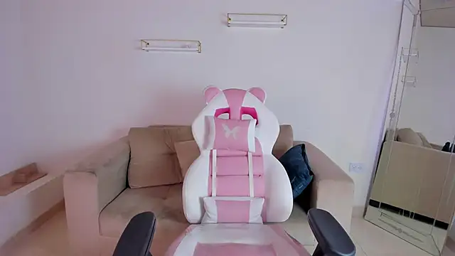 april smiith online show from October 24, 12:15 pm