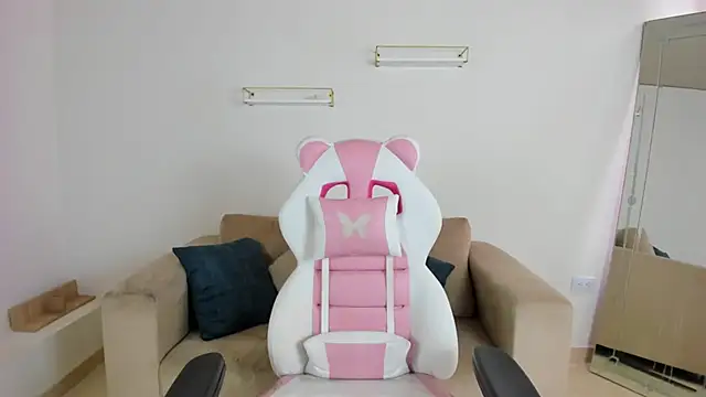 april smiith online show from December 16, 12:20 pm