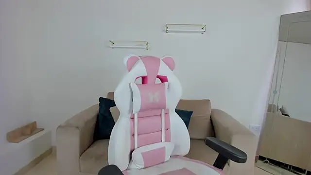 april smiith online show from December 4, 12:59 pm