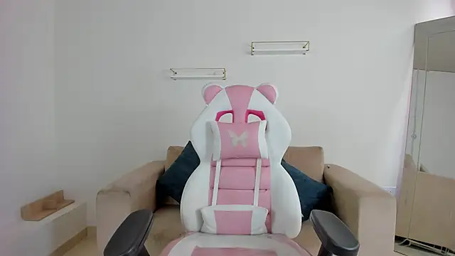 april smiith online show from November 18, 12:19 pm