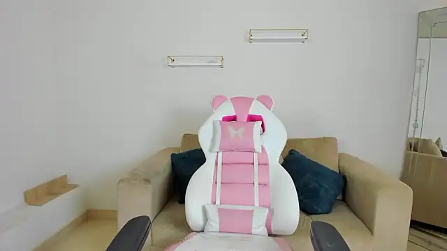 april smiith online show from February 3, 12:21 pm