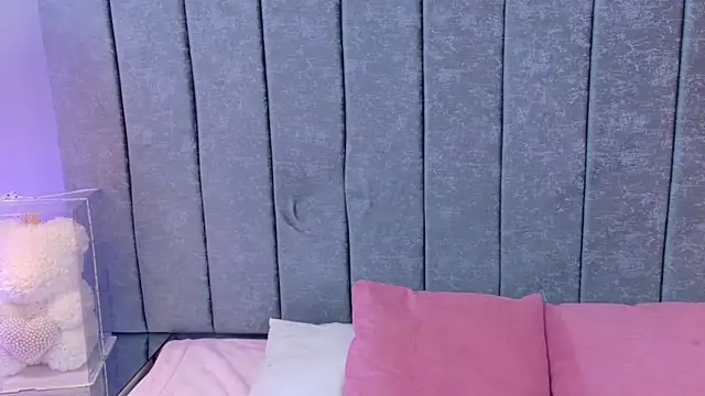 Snapshot of evelincooper_ chatting on September 25, 12:05 am evelincooper online show from September 25, 12:05 am