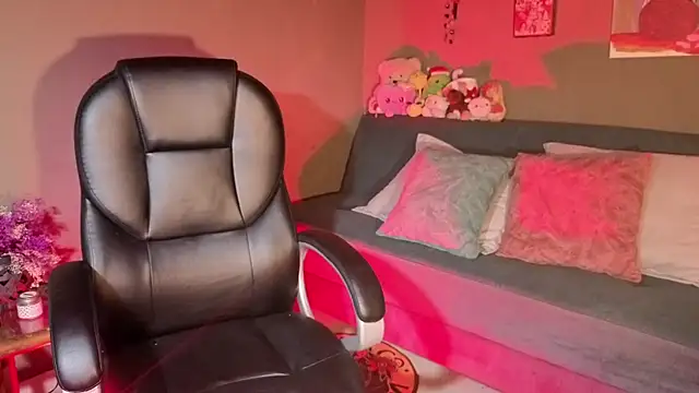 Snapshot of GaiaJoness chatting on November 28, 7:47 pm GaiaJoness online show from November 28, 7:47 pm