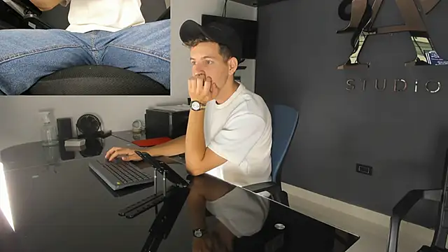 Snapshot of lara_and_danny chatting on September 27, 3:18 pm lara and danny online show from September 27, 3:18 pm