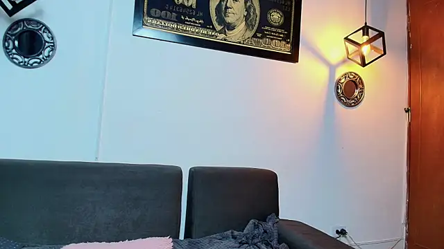 naomi campbel  online show from October 19, 1:58 pm