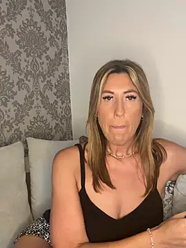 Snapshot of CurvyMILF_Sienna chatting on June 11, 7:11 pm CurvyMILF Sienna online show from June 11, 7:11 pm