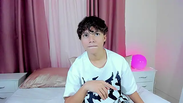 Snapshot of Honeymoon_sariel chatting on December 15, 1:39 pm Honeymoon sariel online show from December 15, 1:39 pm