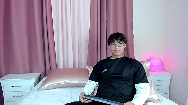 Snapshot of Honeymoon_sariel chatting on December 1, 8:32 pm Honeymoon sariel online show from December 1, 8:32 pm