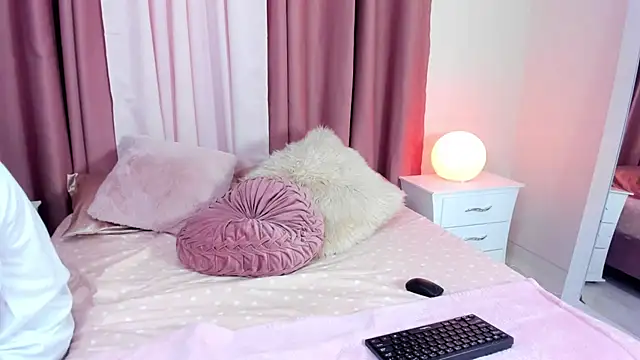 Snapshot of Honeymoon_sariel chatting on October 27, 8:32 pm Honeymoon sariel online show from October 27, 8:32 pm